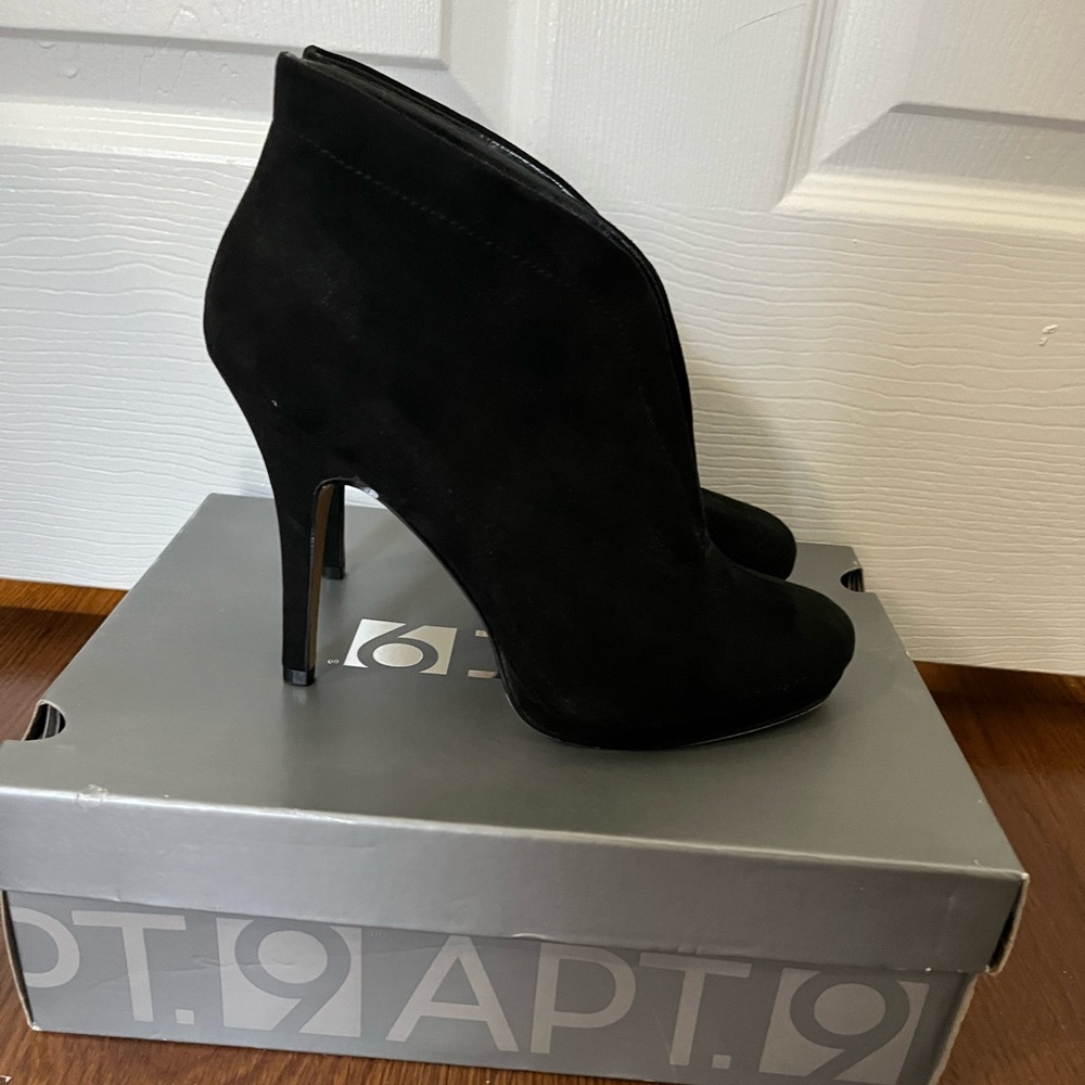 APT9 black ankle heels